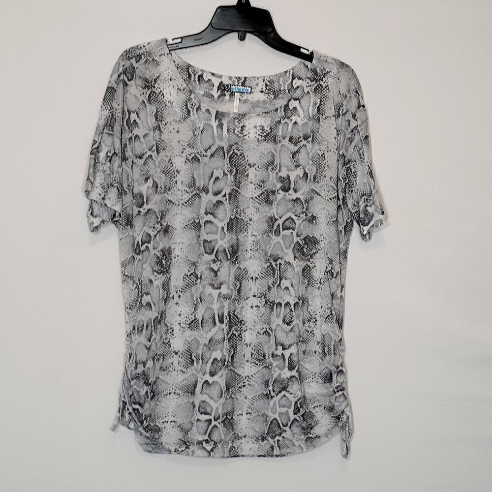 In THE MIX Snake Print Knit Short Sleeve Top; Gray; Size Large
